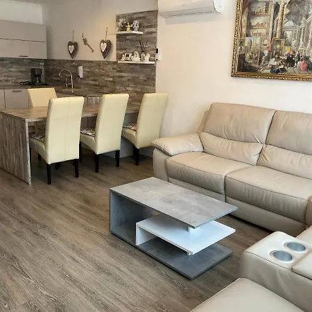 Jarmila Vendeghaz Πανσιόν 4*